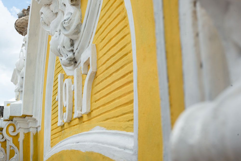 O ano de 1917 em relevo na ornamentação da fachada