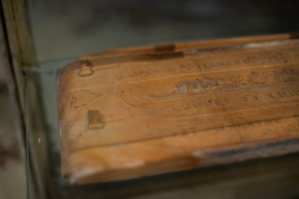 Marca de fabricação na madeira original